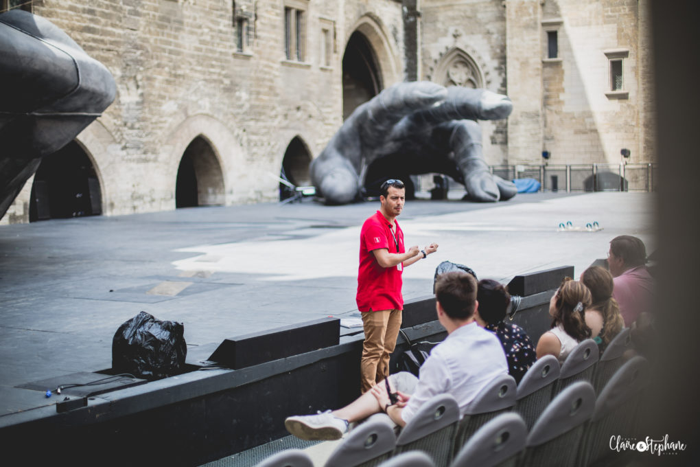 Clément dans la cour d'honneur lors d'une visite des coulisses du Festival d'Avignon.